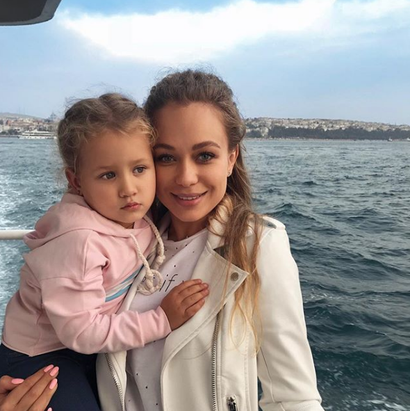 Яна Соломко показала, як відпочиває на яхті в Туреччині