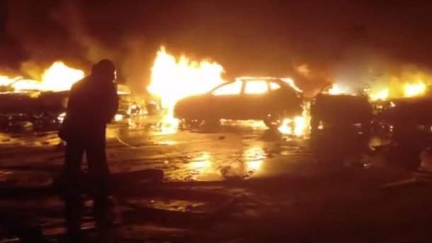 Відео масштабної пожежі в Італії, яка знищила сотні суперкарів