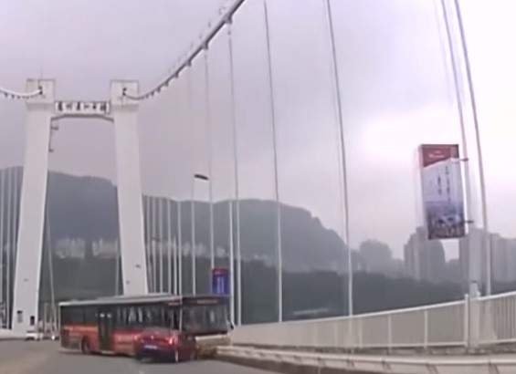 В Китаї пасажирський автобус впав з моста в річку через бійку з водієм. Відео