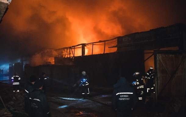 З'явилися кадри масштабної пожежі в Києві