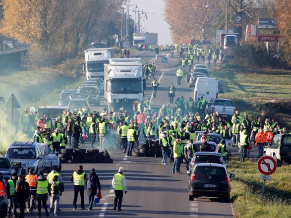 Високі ціни на бензин: у Франції розгорілися масові протести