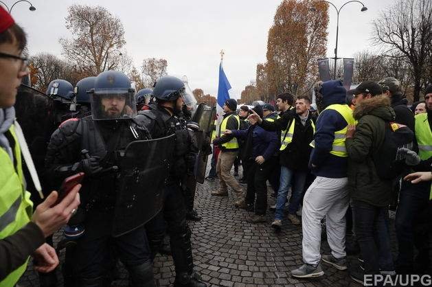 Масові протести в Парижі переросли в бійку. Відео
