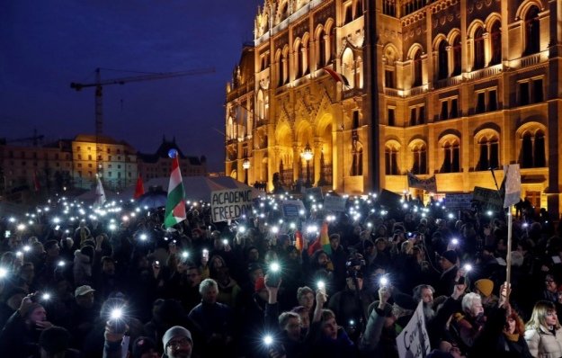Зберегти університет Сороса: в Будапешті протестували тисячі людей