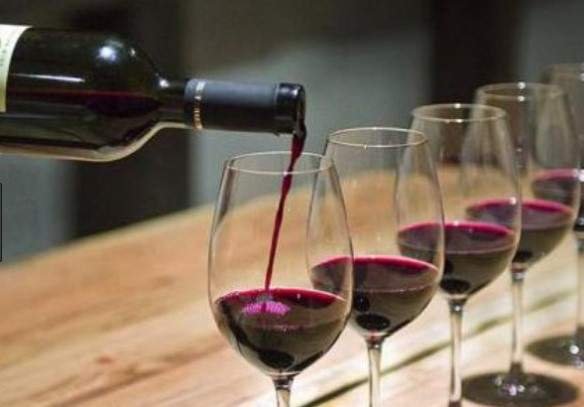 Медики назвали сім корисних якостей вина