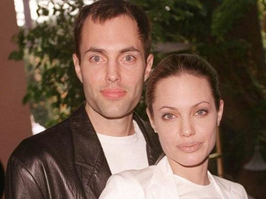 Анджеліні Джолі завдав серйозного удару її рідний брат