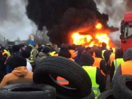 На кордоні України палають шини. Відео