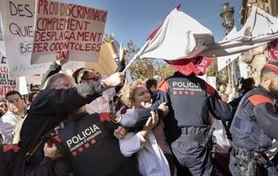 Масові безпорядки в Барселоні: запалені фаєри та штурм парламенту. Відео