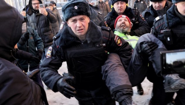 Поліція в Росії затримала учасників акції, які проти війни з Україною
