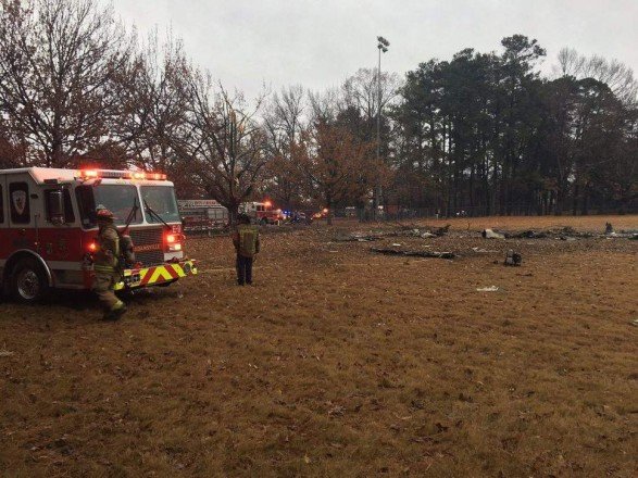 У США літак упав на футбольне поле: ніхто не вижив