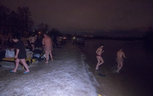 Свято Хрещення: столичні «моржі» купаються в Дніпрі. Фото