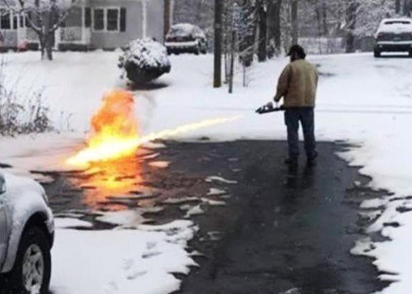 Американець почистив двір від снігу вогнеметом