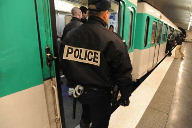 Неспокійний Париж: в метро облили кислотою чоловіка
