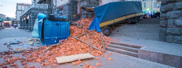 Аварія на Хрещатику: центр столиці завалило цеглою. Фото