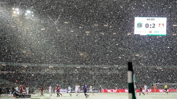 У Німеччині спортсмен не забив гол у порожні ворота через снігопад
