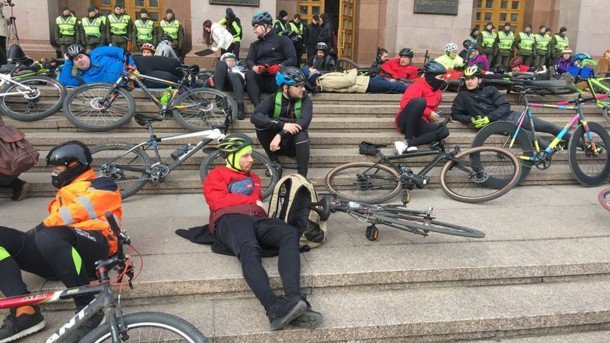 Київські велосипедисти влаштували «лежачий» протест