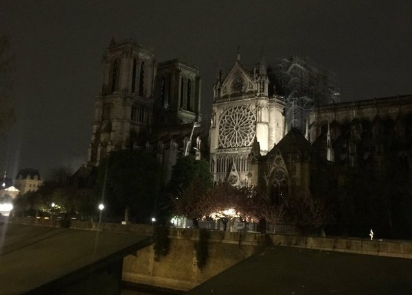 Собор Паризької Богоматері після пожежі: з’явилися перші фото