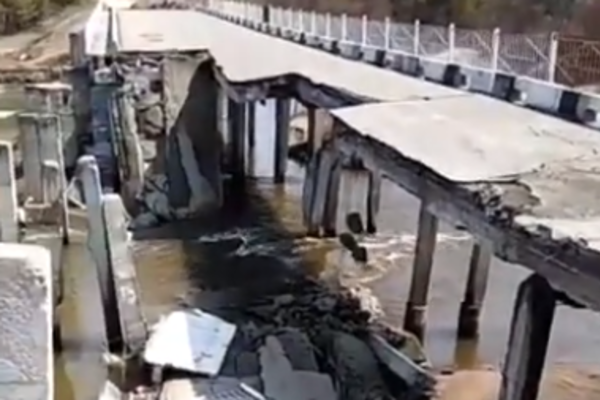 У Росії обвалився міст у ріку. Відео