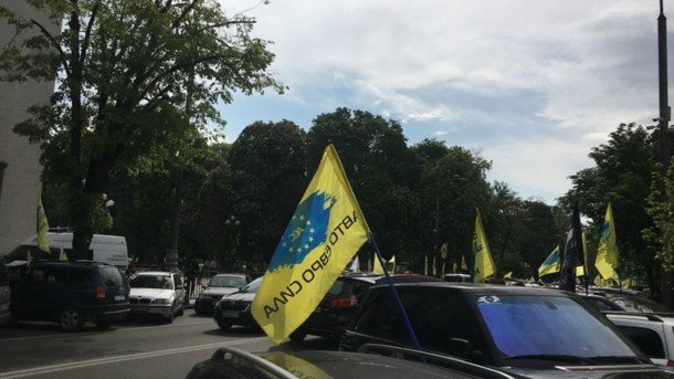 «Євробляхери» паралізували рух транспорту в центрі Києва