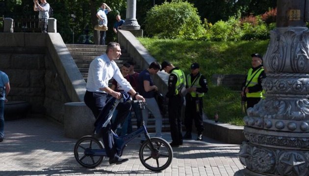 Дорогою на інавгурацію: Кличко осідлав велосипед. Фото