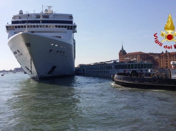 У Венеції лайнер протаранив туристичний човен