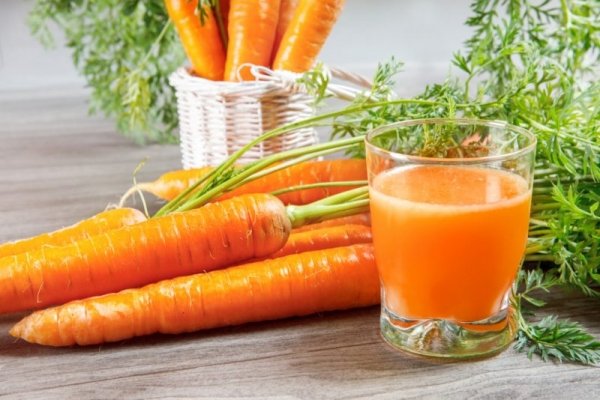 Педіатри розповіли про користь морквяного соку для дітей