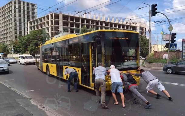 У Києві пасажири тролейбуса показали спортивну міць