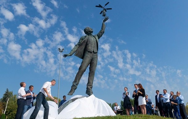 В Києві відкрили пам’ятник видатному авіаконструктору