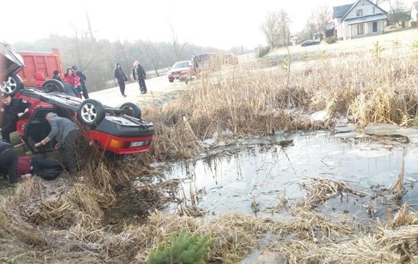 На Львівщині з водойми дістали авто з чотирма трупами