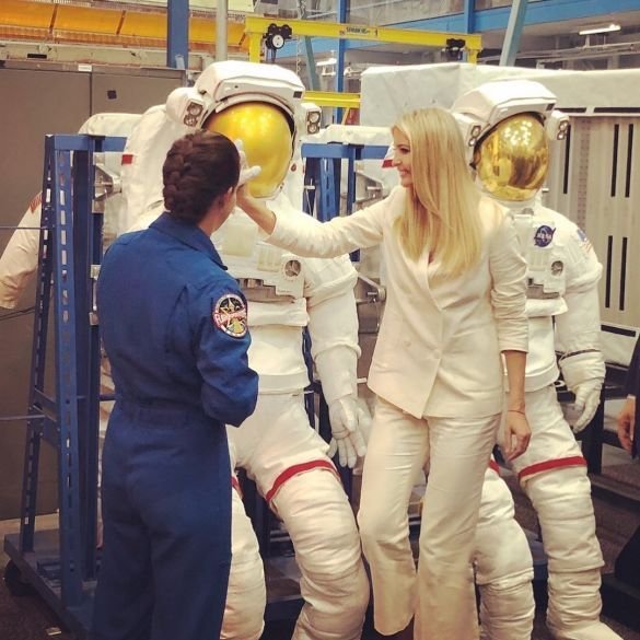 Іванка Трамп у білому костюмі поспілкувалася з астронавтами. Фото