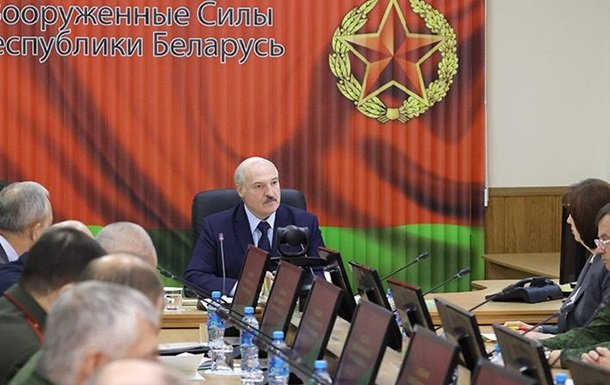 Лукашенко зустрівся з силовиками та заявив, що «не віддасть країну»