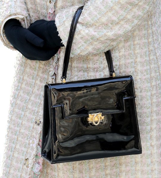 Як виглядають улюблені сумки Єлизавети II. Фото