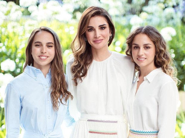 Королева Ранія влаштувала сімейну фотосесію з красунями-доньками. Фото