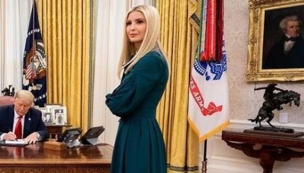 Іванка Трамп в смарагдовій сукні позувала в кабінеті президента США. Фото