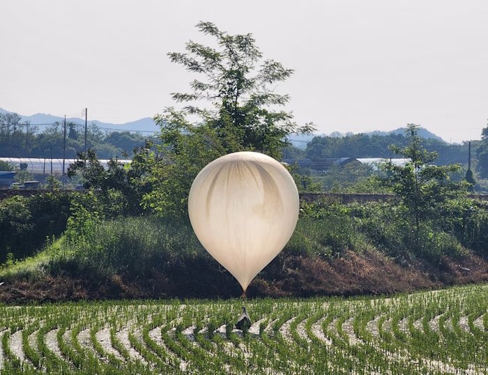 Северная Корея отправляет воздушные шары с мусором и фекалиями в Южную Корею