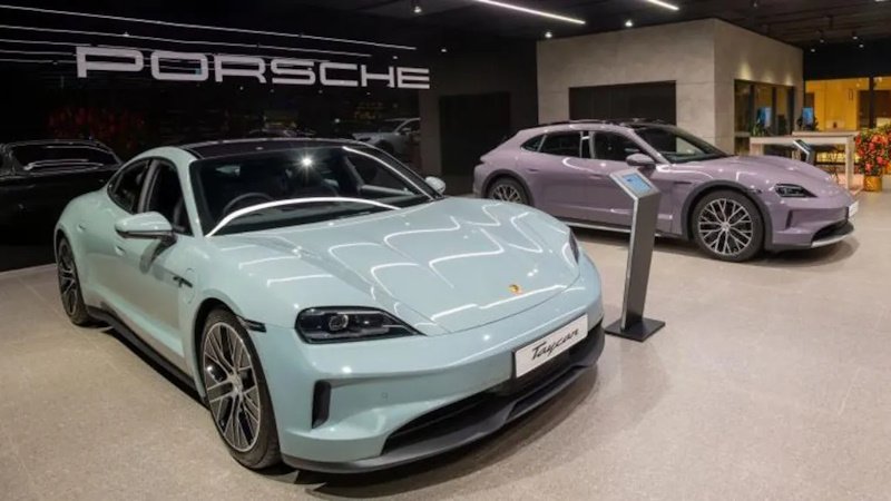 Porsche корректирует электрическую стратегию: акции рухнули на 7%