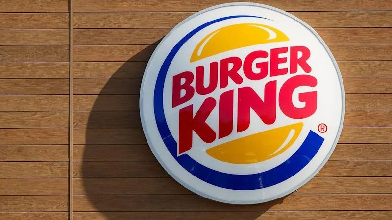 Burger King внедряет ИИ-гарнитуры для отслеживания «дружелюбия» сотрудников